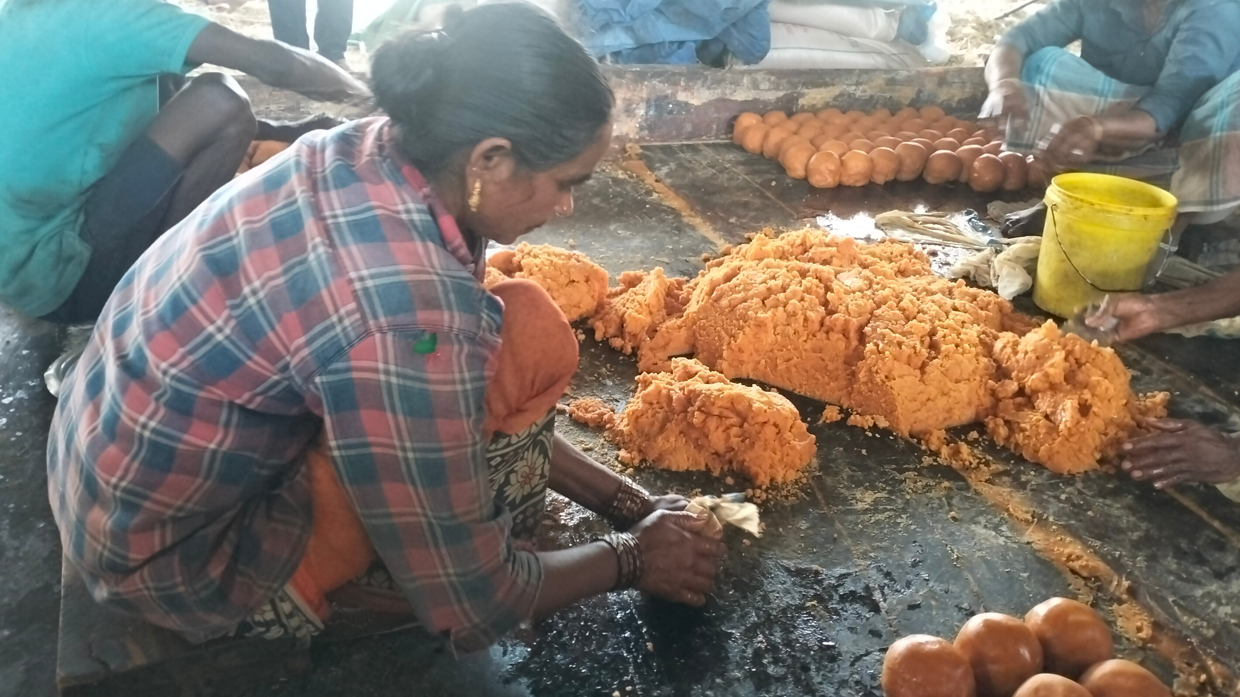 பொங்கல் தொகுப்பில்  இடம்பெறாத உருண்டை வெல்லம்; மிகுந்த ஏமாற்றத்தில் உற்பத்தியாளர்கள்