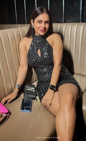 ਨੇਹਾ ਆਪਣੀ ਮਨਮੋਹਕ ਮੁਸਕਰਾਹਟ ਨਾਲ ਪ੍ਰਸ਼ੰਸਕਾਂ ਨੂੰ ਦੀਵਾਨਾ ਬਣਾ ਰਹੀ ਹੈ। ਯੂਜ਼ਰਸ ਕੁਮੈਂਟ ਕਰਕੇ ਉਸ ਦੀ ਖੂਬਸੂਰਤੀ ਦੀ ਤਾਰੀਫ ਕਰ ਰਹੇ ਹਨ। ਨਾਲ ਹੀ ਉਨ੍ਹਾਂ ਨੂੰ ਨਵੇਂ ਸਾਲ ਦੀਆਂ ਸ਼ੁਭਕਾਮਨਾਵਾਂ ਦਿੱਤੀਆਂ।