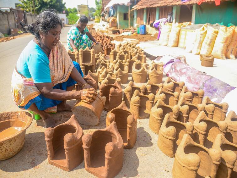 Thanjavur Production is low Raw material prices are also increasing Crockery, stoves manufacturers are worried - TNN உற்பத்தியும் குறைவு... மூலப்பொருட்கள் விலையும் அதிகரிப்பு: மண்பானை, அடுப்புகள் உற்பத்தியாளர்கள் கவலை