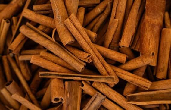 તજ: તજમાં એન્ટીઓક્સીડેન્ટ અને એન્ટીબાયોટીક ગુણ હોય છે. તેને કોઈપણ સ્વીટ ડીશ, નમકીન, બેકિંગ અને નાસ્તામાં ઉમેરીને લઈ શકાય છે. શિયાળામાં તજ તેની ગરમ અસરને કારણે ખૂબ જ ફાયદાકારક છે. તેનાથી શરીરમાં ગરમી ઉત્પન્ન થાય છે અને કફ જેવી સમસ્યા દૂર થાય છે.