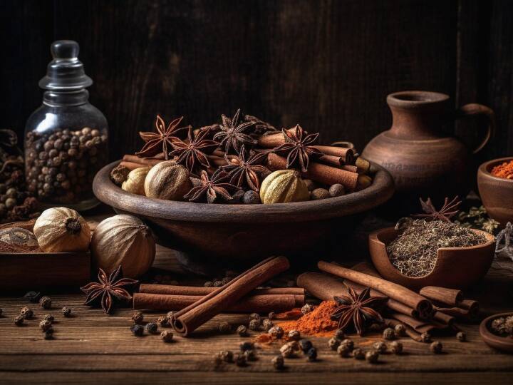 काली मिर्च की तीखी और कड़वी स्वाद होती है. यह एक ऐसा मसाला है जिसका प्रयोग सर्दियों के मौसम में काफी फायदेमंद होता है.