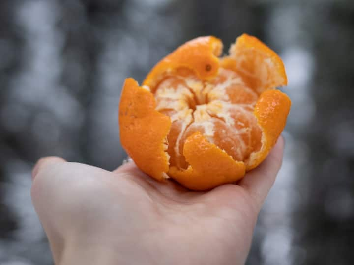 Benefits of Orange peels :  संत्री या फळाचे आपल्याला अनेक फायदे होतात यसाहितच संत्र्याचे साल देखील सौंदर्यासाठी उपयोगी ठरते . या सालीचा कशाप्रकारे उपयोग करता येईल हे येथे सांगणार आहोत .