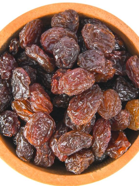 दूध के साथ उबालकर खाएं मुनक्का, ताकत मिलेगी डबल