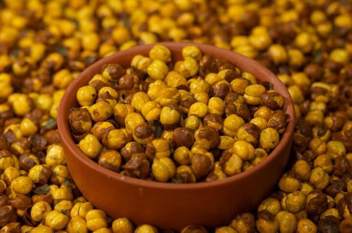 પુરુષોની શારીરિક શક્તિ વધારે છેઃ પુરુષોની શારીરિક શક્તિ વધારવામાં શેકેલા ચણા અત્યંત ફાયદાકારક માનવામાં આવે છે. વાસ્તવમાં, શેકેલા ચણામાં ઘણું પ્રોટીન જોવા મળે છે. જે શરીરના તૂટેલા કોષોને રિપેર કરવાનું કામ કરે છે. શેકેલા ચણા ખાવાથી સ્ટેમિના પણ મજબૂત બને છે અને શરીરમાંથી થાક દૂર થાય છે. એક મુઠ્ઠી શેકેલા ચણા ખાવાથી અને દરરોજ નાસ્તામાં એક ગ્લાસ દૂધ પીવાથી નબળાઈ દૂર થાય છે. ચણાને ગોળ સાથે ખાવાથી પણ ફાયદો થાય છે.