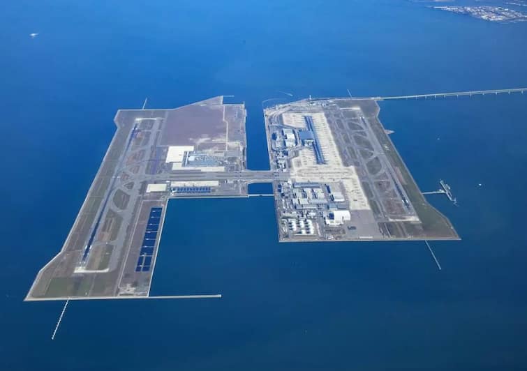 The airport in Japan built in the middle of the ocean is in danger Japan Kansai International Airport 30 वर्षापूर्वी समुद्राच्या मध्यभागी बांधलं विमानतळ, आता 'हे' विमानतळ घेतंय अखेरचा श्वास  