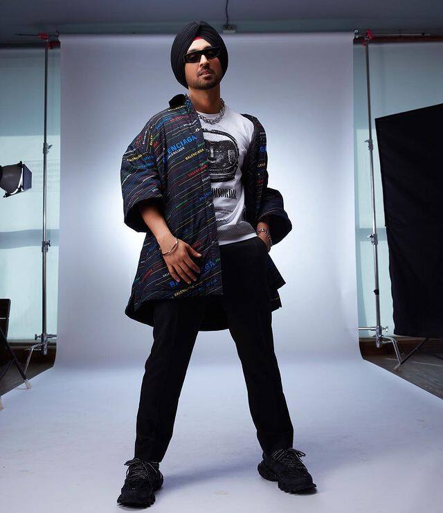 दिलजीत दोसांझ ने अपने दम पर करोड़ों की नेट वर्थ बना ली है. उनकी देश-विदेश में कई करोड़ों की संपत्ति फैली है. कभी वह गुरुद्वारे में कीर्तन गाया करते थे, लेकिन आज वह हाईएस्ट पेड सितारों में शुमार हैं. न्यूज18 की रिपोर्ट के मुताबिक, दिलजीत की नेटवर्थ 166 करोड़ है.