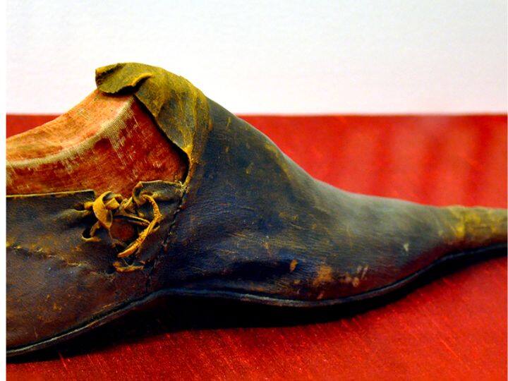 12वीं सदी में जाकर जूतों में फीते लगाने की शुरूआत हुई. इसके बाद से पूरी दुनिया में फीते वाले जूतों का चलन शुरू हुआ. बता दें कि लंदन के म्यूजियम में आज भी उससे जुड़े दस्तावेज संग्रहित करके रखे गए है.