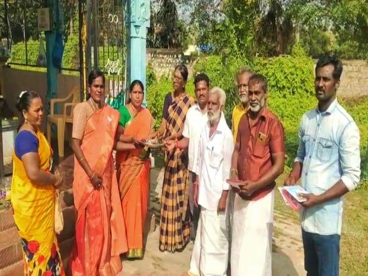 அயோத்தி ராமர் கோயில் கும்பாபிஷேக  அழைப்பிதழ்; சிவகங்கை பொதுமக்களுக்கு  வழங்கி வரும் பாஜகவினர் 