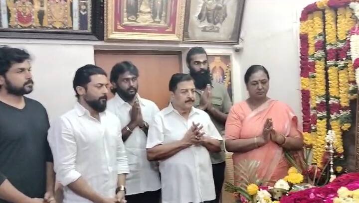 வெளிநாட்டில் இருந்து சென்னை திரும்பியதும் நேற்று காலை அஞ்சலி செலுத்திய சிவகுமார் மற்றும் கார்த்தியை தொடர்ந்து இன்று காலை விஜயகாந்த் நினைவிடத்தில் மலர் வளையம் வைத்து கண்ணீர் மல்க அஞ்சலி செலுத்தினார் நடிகர் சூர்யா. சிறிது நேரம் சமாதியில் மௌனமாக அமர்ந்து இருந்தார்.