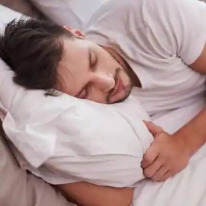 সুস্থ থাকতে হলে ভাল ঘুমের মতোই ভাল খাদ্যাভ্যাস ও ব্যায়াম জরুরি। পরিপূর্ণ ঘুম হলে ক্লান্ত লাগে না এবং সারাদিন মন সতেজ থাকে। একইভাবে রাতে ঠিকমতো ঘুম না হলে পরদিন নানা সমস্যা দেখা দেয়।