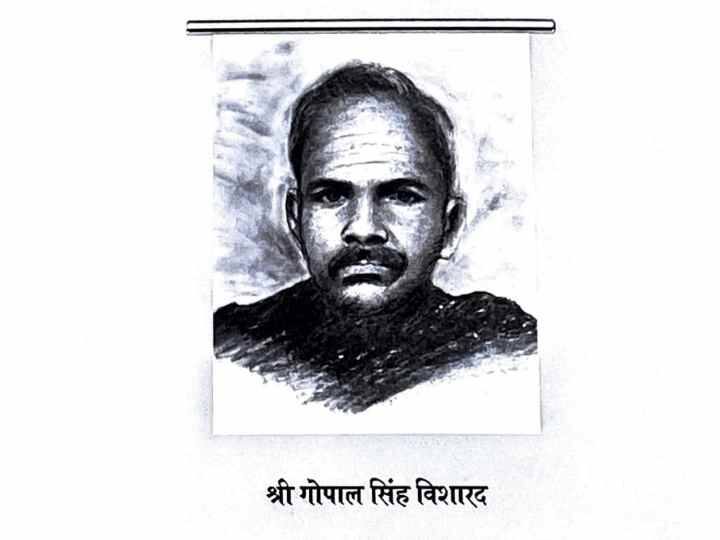 अयोध्या निवासी गोपाल सिंह विशारद हिन्दू महासभा के कार्यकर्ता थे. उन्होंने 16 जनवरी 1950 को व्यक्तिगत पूजा के अधिकार के लिए फैजाबाद जिला न्यायालय में प्रथम वाद प्रस्तुत किया था.