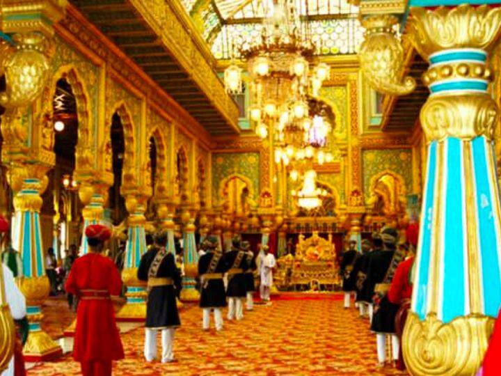 बता दें कि 18वीं सदी के समय में भारत में सभी को जूते पहनने की आजादी नहीं थी. राजा और राज दरबारियों को ही इसकी इजाजत हुआ करती थी. लेकिन समय के साथ आम जनता भी जूते पहनने लगी.