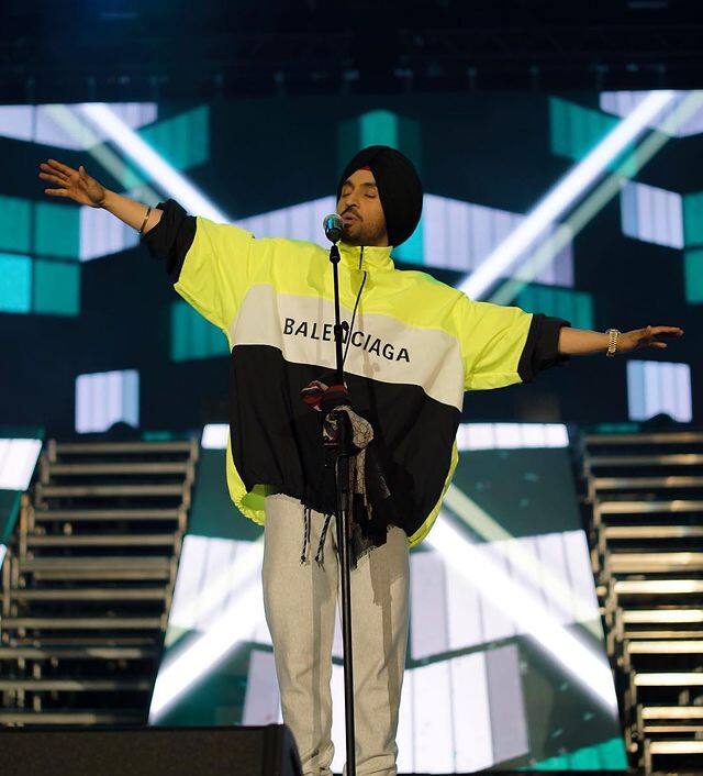 दिलजीत दोसांझ उन सितारों में शामिल हैं, जिनका यूनाइटेड स्टेट्स में खुद का घर है. कैलिफोर्निया में दिलजीत का एक डुप्लेक्स है जिसमें हर तरह की सुविधाएं हैं. वुडन फर्नीचर से लेकर वुडन फ्लोरिंग है. घर की बालकनी वाला एरिया काफी बड़ा है.