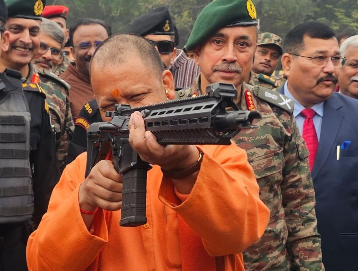 Lucknow News: सीएम योगी ने 'Know Your Army' फेस्टिवल का किया उद्घाटन, हाथ में राइफल लिए नजर आए मुख्यमंत्री