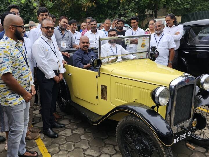 கோவை பந்தய சாலை பகுதியில் பழங்கால கார்கள் கண்காட்சி நடைபெற்றது.