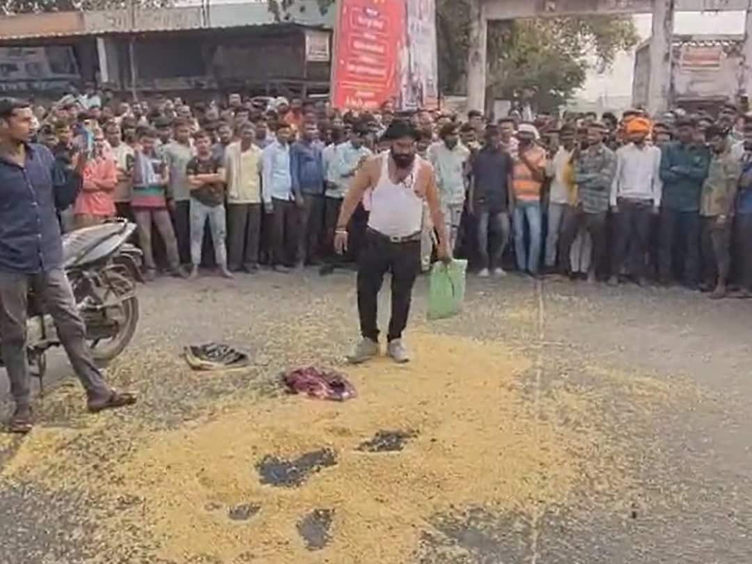 Buldhana News : हातात कोयता आणि पिस्तूल घेत शेतकऱ्याचे आंदोलन; सोयाबीनला भाव मिळत नसल्याने व्यक्त केला संताप Buldhana Soybean farmers get angry Demonstrations by taking up desi gun maharashtra news Buldhana News : हातात कोयता आणि पिस्तूल घेत शेतकऱ्याचे आंदोलन; सोयाबीनला भाव मिळत नसल्याने व्यक्त केला संताप