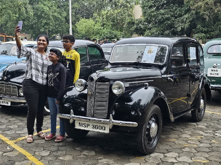 கோவை விழாவினை முன்னிட்டு பந்தய சாலை பகுதியில் பழங்கால கார்கள் கண்காட்சி நடைபெற்றது. இதில் அணிவகுத்து வந்த 50 க்கும் மேற்பட்ட கார்களை மக்கள் ஆச்சரியத்துடன் பார்த்து ரசித்தனர்.