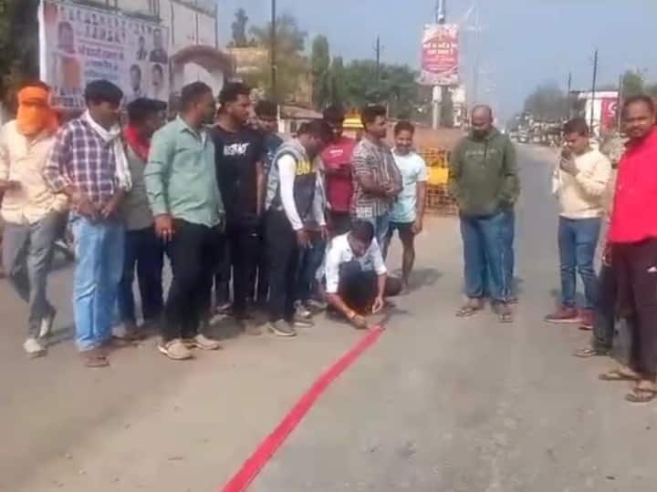 dantewada collector vineet nandanwar transfer congress workers celebrate ANN Chhattisgarh: इस कलेक्टर के ट्रांसफर पर कांग्रेस कार्यकर्ताओं ने जताई खुशी, जमकर की आतिशबाजी