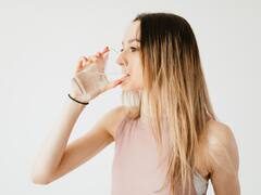 Tealth Tips : तुम्हीही ग्लास न धुता पुन्हा पुन्हा पाणी पाणी पितात का? हे आरोग्यासाठी धोकादायक ठरू शकते