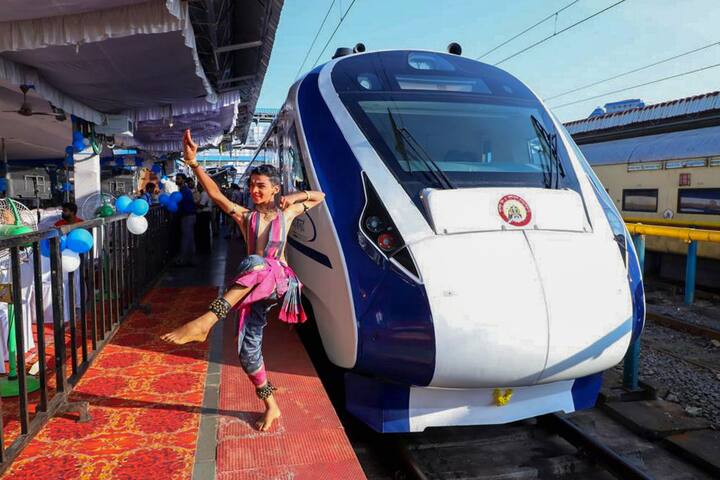 बताया गया है कि इस ट्रेन में वही अत्याधुनिक सुविधाएं होंगी, जो बाकी वंदे भारत ट्रेनों में मिलती हैं. ट्रेन 160 किमी प्रति घंटे की रफ्तार से चलेगी.