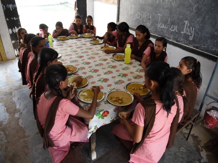 Korba Mid Day Meal Scheme funds not getting school headmaster taking charge of children kitchen ANN Chhattisgarh: कोरबा में नहीं मिल रही मिड डे मील योजना की राशि, बच्चों की रसोई की कमान संभाल रहे स्कूल के हेडमास्टर