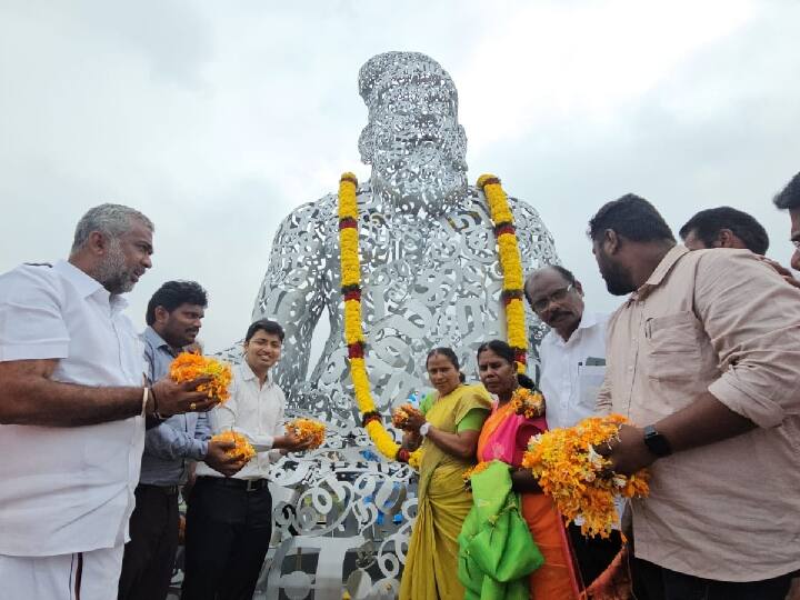 திருவள்ளுவர் சிலை தமிழ் எழுத்துகளால் வடிவமைக்கப்பட்டுள்ளது.