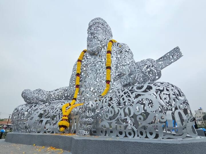 குறிச்சி குளத்தில் 20 அடி உயரத்தில் அமைக்கப்பட்டுள்ள பிரமாண்ட திருவள்ளுவர் சிலை