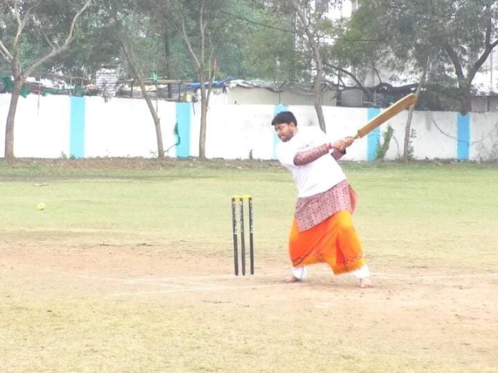 Cricket tournament in Bhopal wearing dhoti kurta commentary in Sanskrit only Madhya Pradesh ann Bhopal News: भोपाल में धोती-कुर्ता पहन हो रहा क्रिकेट टूर्नामेंट, संस्कृत में हो रही कॉमेंट्री