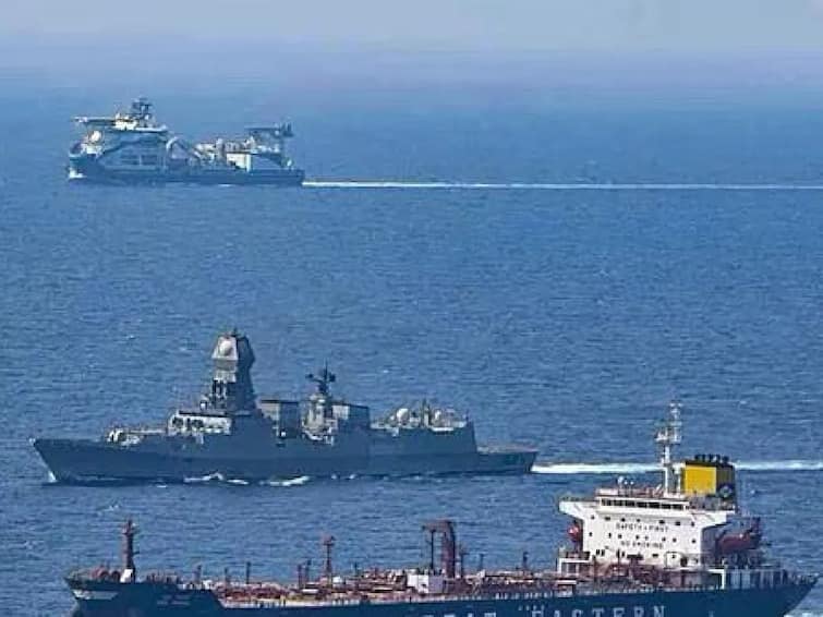 21 crew members including 15 Indians evacuated by Navy Commandos after hijacked in Arabian Sea கடற் கொள்ளையர்களால் கடத்தப்பட்ட இந்தியர்கள்.. பாதுகாப்பாக மீட்ட கடற்படை.. நடந்தது என்ன?