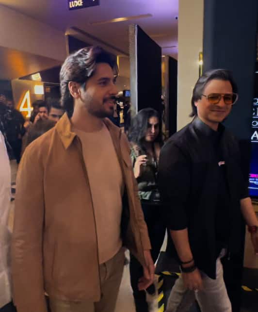 इसके अलावा बॉलीवुड के टैलेंटिड एक्टर सिद्धार्थ मल्होत्रा भी अपनी फिल्म के ट्रेलर लॉन्च इवेंट का हिस्सा बने. जो ब्राउन जैकेट में बेहद हैंडसम लग रहे थे.