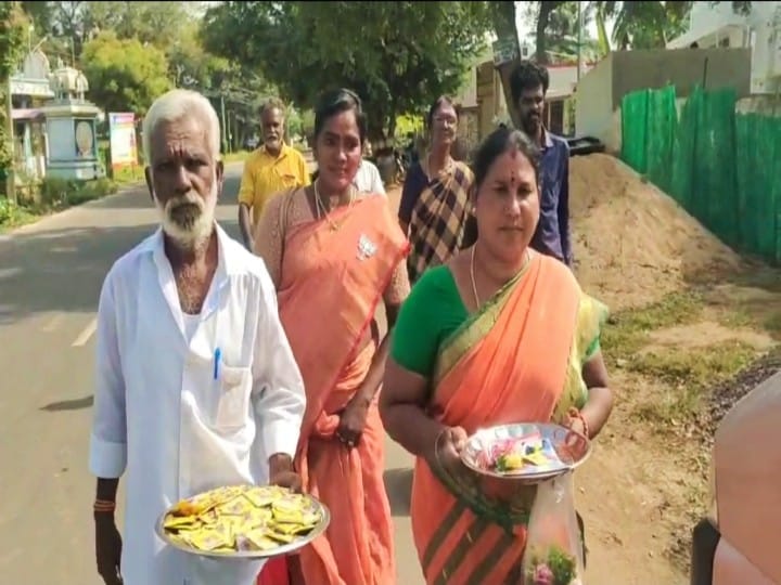 அயோத்தி ராமர் கோயில் கும்பாபிஷேக  அழைப்பிதழ்; சிவகங்கை பொதுமக்களுக்கு  வழங்கி வரும் பாஜகவினர் 