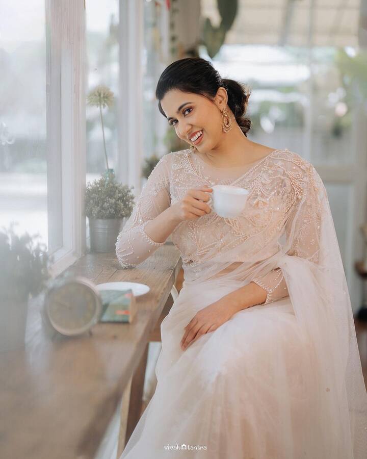 தற்போது கஃபே ஒன்றில் காபி கப்புடன் போஸ் கொடுத்துள்ளார்.