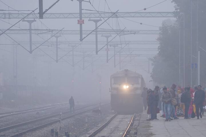 रिफंड के लिए आपको आईआरसीटीसी की वेबसाइट या फिर रिजर्वेशन काउंटर पर जाना होगा.