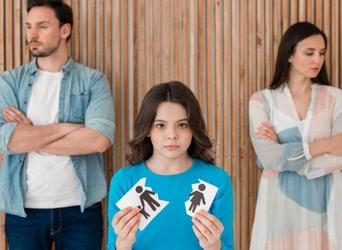 જો પરિવારમાં માતા-પિતા વચ્ચે સતત ઝઘડા થતા હોય તો તેની અસર પરિવારના અન્ય સભ્યો પર પણ પડે છે અને ઘરનું વાતાવરણ હંમેશા તણાવપૂર્ણ રહે છે.