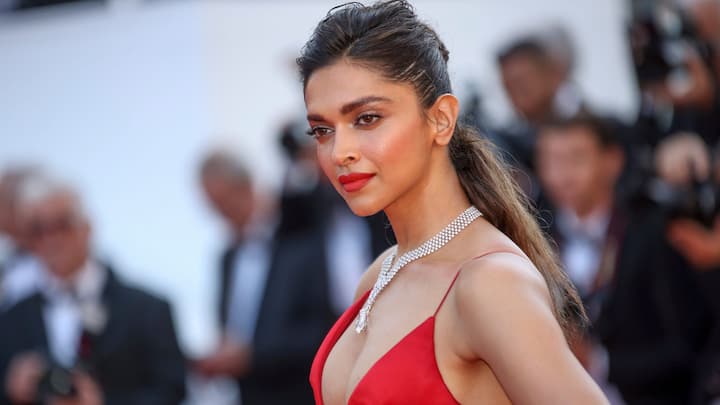 আজ বলিউডের 'মস্তানি' দীপিকা পাড়ুকোন (Deepika Padukone)-র জন্মদিন। অভিনয় বা সৌন্দর্য্য.. সবেতেই বারে বারে তাক লাগিয়েছেন তিনি, উঠে এসেছেন বলিউডের এক্কেবারে প্রথম সারির নায়িকাদের তালিকায়। জন্মদিনে, দীপিকাকে নিয়ে অনেক আকর্ষণীয় তথ্য থেকে শুরু করে তাঁর সেরা অভিনীত ছবি... সবই এর আগে আপনাদের সামনে তুলে ধরেছে এবিপি লাইভ (ABP Live)। ৩৮ বছরে পা দিলেন অভিনেত্রী। আর এই বছর, তাঁর কাজ বা ব্যক্তিগত জীবনের ঘটনা দিয়ে নয়... এবিপি লাইভ খোঁজার চেষ্টা করল মানুষ দীপিকাকে। অভিনেত্রীর পছন্দ, অপছন্দ, সব অভ্যাসকে।