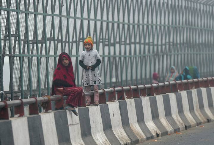 पंजाब, हरियाणा, चंडीगढ़, दिल्ली और राजस्थान के कुछ हिस्सों में अगले 2 दिनों के दौरान शीत लहर रहने का अनुमान है. इसके बाद इन जगहों पर धीरे-धीरे ठंड में कम हो जाएगी. उत्तर पश्चिम भारत में अगले दो दिनों के दौरान घना से बहुत घना कोहरा रहने की संभावना है.