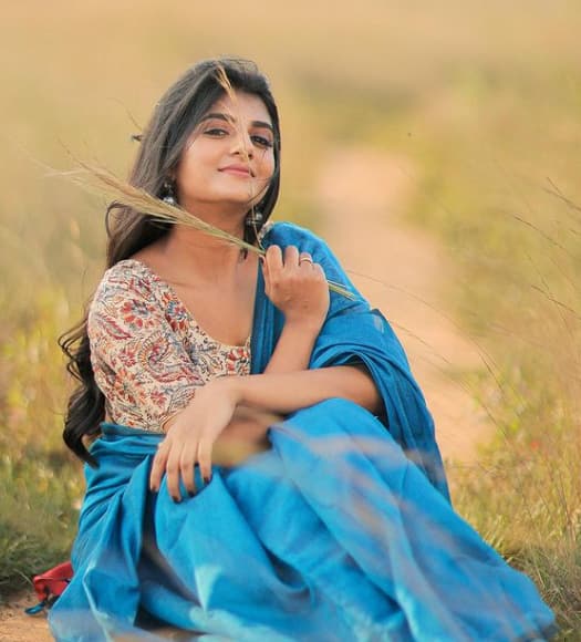 கேப்ரியல்லா சார்ல்டன் 2021 ஆம் ஆண்டில் பிக் பாஸ் தமிழ் 4 வீட்டில் இருந்து 5 லட்சம் ரொக்கப் பரிசுடன் வெளியேறினார்.