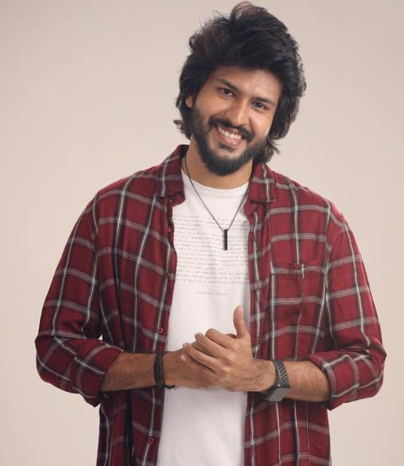 ஜனவரி 2022 இல் முடிவடைந்த பிக் பாஸ் தமிழ் சீசன் 5 இல் சிபி புவன சந்திரன் 12 லட்ச ரூபாய் பணப்பெட்டியுடன் வெளியேறினார்.