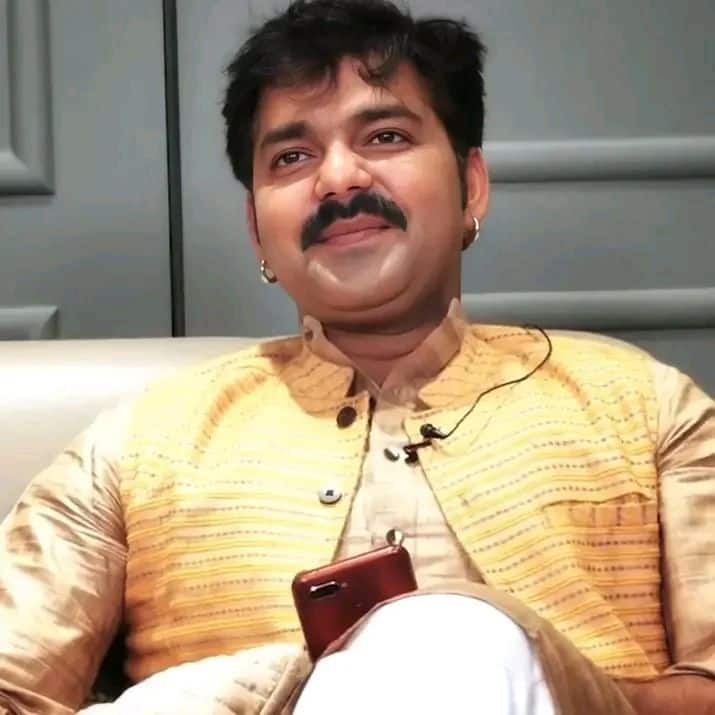 पवन सिंह ना सिर्फ भोजपुरी सिनेमा के सुपरस्टार एक्टर हैं बल्कि वो एक उम्दा सिंगर भी हैं. जिनके कई गाने सोशल मीडिया पर बवाल मचाते रहते हैं.