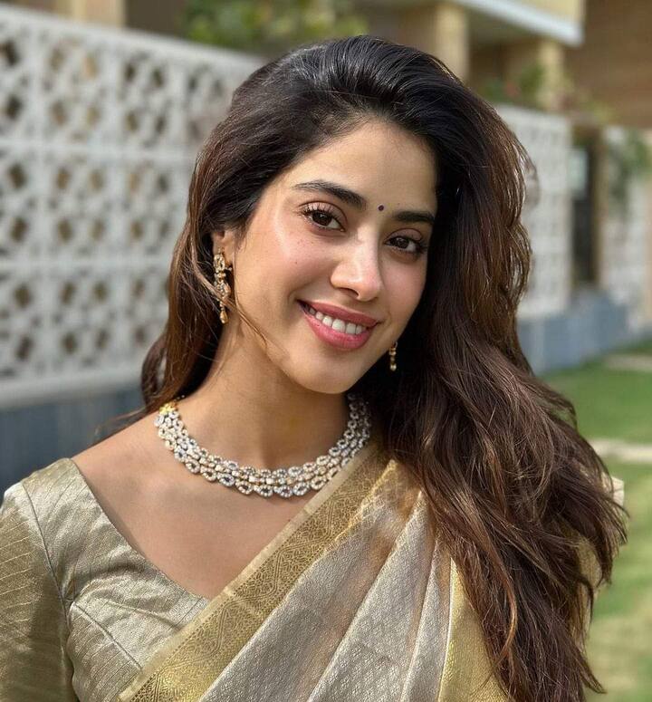 జాన్వీ ప్రస్తుతం ‘దేవర’ సినిమాలో నటిస్తూ బిజీగా ఉన్నారు.