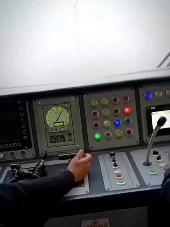 Train Video: कोहरे में ट्रेन चलाना नहीं है आसान, वीडियो देख डर जाएंगे