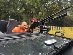 सीएम योगी ने 'Know Your Army' फेस्टिवल का किया उद्घाटन, हाथ में राइफल लिए नजर आए मुख्यमंत्री