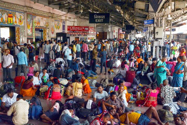 ट्रेन का सफर काफी आरामदायक और किफायती होता है, यही वजह है कि लोग ट्रेन में सफर करना ज्यादा पसंद करते हैं.