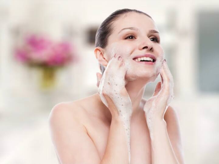 अगर आप भी अपनी खूबसूरती (Winter Skin Care) बनाए रखना चाहती हैं और सर्दियों में कुछ घरेलू उपाय अपना सकते हैं. कुछ चीजों को फेशवॉश की तरह इस्तेमाल कर अपनी त्वचा में निखार ला सकते हैं.