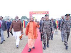 IN Pics: हाथ में राइफल और सामने निशाना, सेना के कार्यक्रम में दिखा सीएम योगी का अलग अंदाज