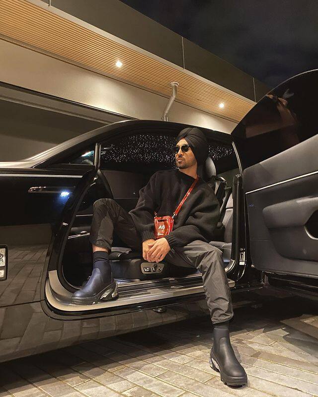 दिलजीत दोसांझ लग्जरी कारों के शौकीन हैं. उनके कलेक्शन में 1.92 करोड़ की Porsche Cayenne, 2 करोड़ की Porsche Panamera जैसी महंगी कारें हैं. इसके अलावा उनके पास मर्सिडीज जी63 एएमजी, बीएमडब्ल्यू 520डी और Mitsubishi Pajero भी है.