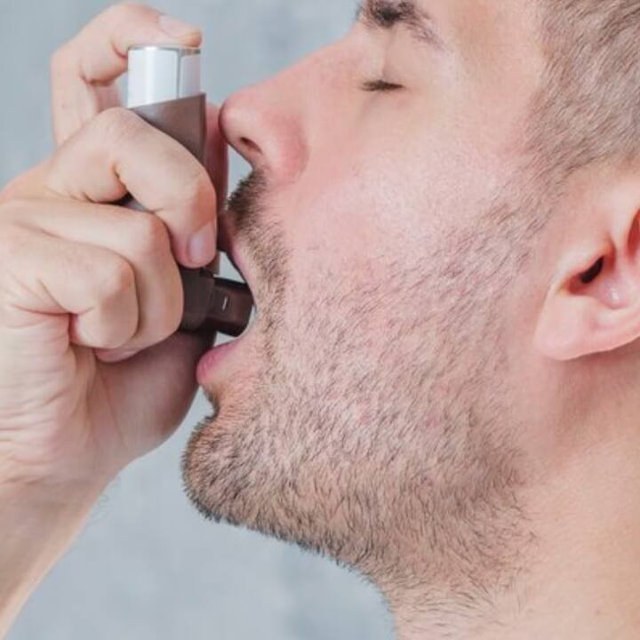 কী এই ভয়ঙ্কর অসুখ ? কী কী লক্ষণ ?  সিওপিডি আক্রান্তদের সমস্যার মূলই হল শ্বাসনালী সরু হয়ে যাওয়া। শ্বাসনালীর আস্তরনে প্রদাহ হওয়া এবং ফুলে যাওয়া। তার ফলে  ওই বায়ু যাওয়া-আসা করার রাস্তাটা আরও সরু হয়ে যায়, শ্বাস নিতে ও ছাড়তে সমস্যা হয়।  WHO এর দাবি, প্রতি ১০ সেকেন্ডে সিওপিডি-তে আক্রান্ত হয়ে এক জন রোগীর মৃত্যু হচ্ছে।