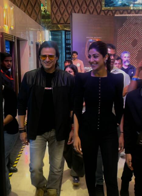 वहीं बात विवेक ओबेरॉय भी इवेंट में काफी डेशिंग लुक में पहुंचे थे. उन्होंने टीशर्ट के साथ ब्लैक जैकेट पहनी थी.