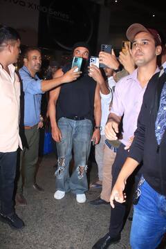 'एनिमल' के 'अबरार हक' संग फोटो क्लिक कराने के लिए एयरपोर्ट पर बेकाबू हुए फैंस, भीड़ से घिरे हुए नजर आए Bobby Deol, तस्वीरें देख हैरान रह जाएंगें