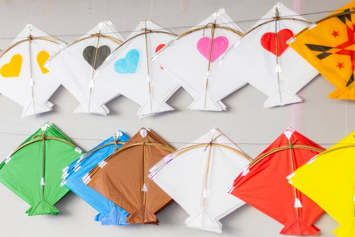 तांदूळ - खिचडीमध्ये तांदूळ महत्त्वाचा आहे जो चंद्र आणि शुक्राची शुभ प्राप्ती करण्यासाठी फायदेशीर मानला जातो. तसेच तुपाशिवाय खिचडी अपूर्ण मानली जाते. सूर्याचा संबंध तुपाशी आहे. यामुळे सूर्याची कृपा प्राप्त होते. त्याच बरोबर हळद गुरूचे प्रतिनिधित्व करते. असे म्हंटले जाते. आणि खिचडीमध्ये काळ्या मसूराचे सेवन केल्याने शनि, राहू व केतूचा अशुभ प्रभाव कमी होतो. अशी मान्यता आहे. (Photo Credit : Pixabay)